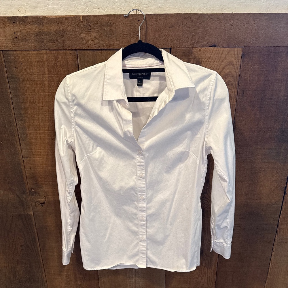 Banana Republic Women’s white collared shirt, size 8, stretchy and fitted